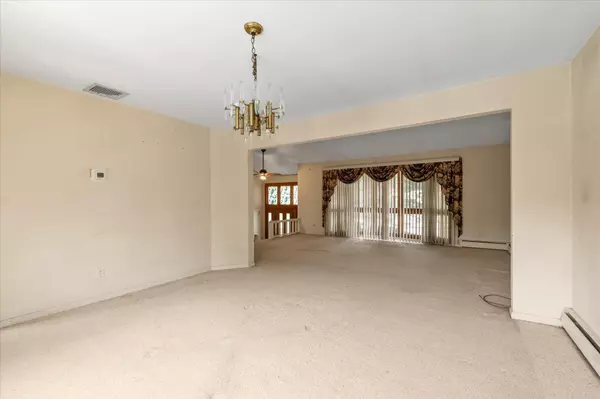 Plainview, NY 11803,541 Woodbury RD