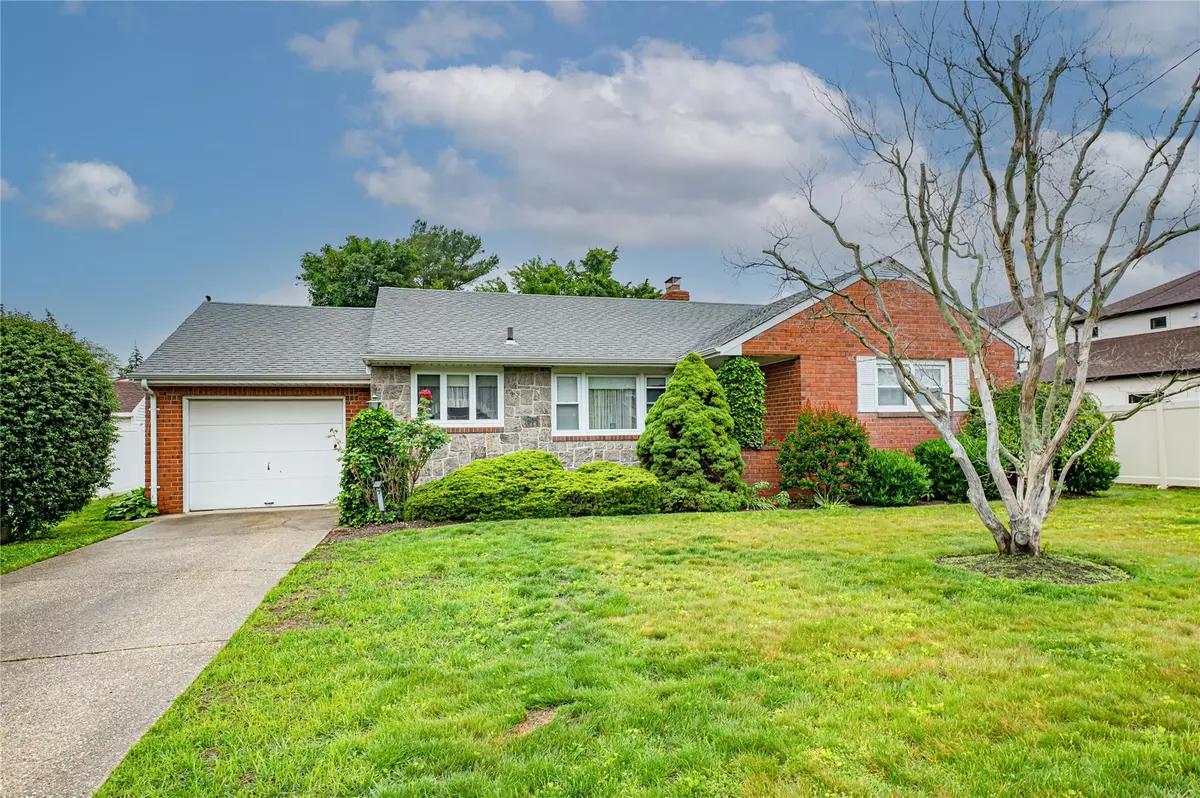 Bethpage, NY 11714,7 Cedar AVE