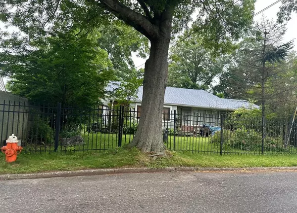 Huntington, NY 11743,15 Glenwood LN