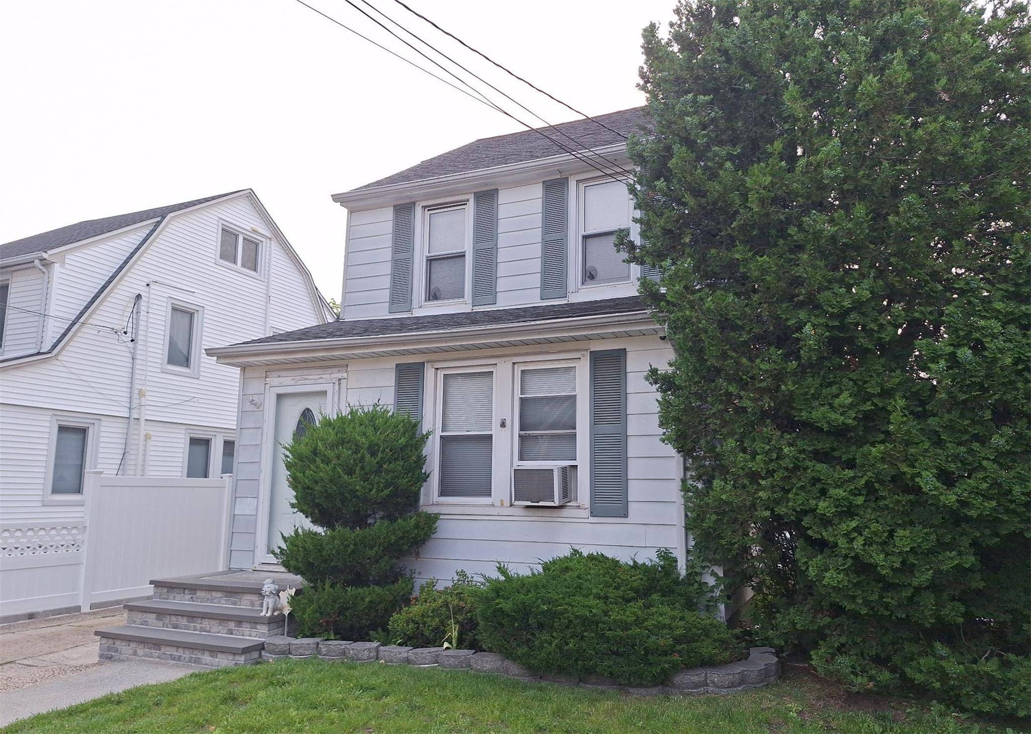 Williston Park, NY 11596,15 Stratford AVE