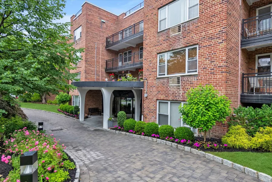 25 Chapel PL #3N, Great Neck, NY 11021