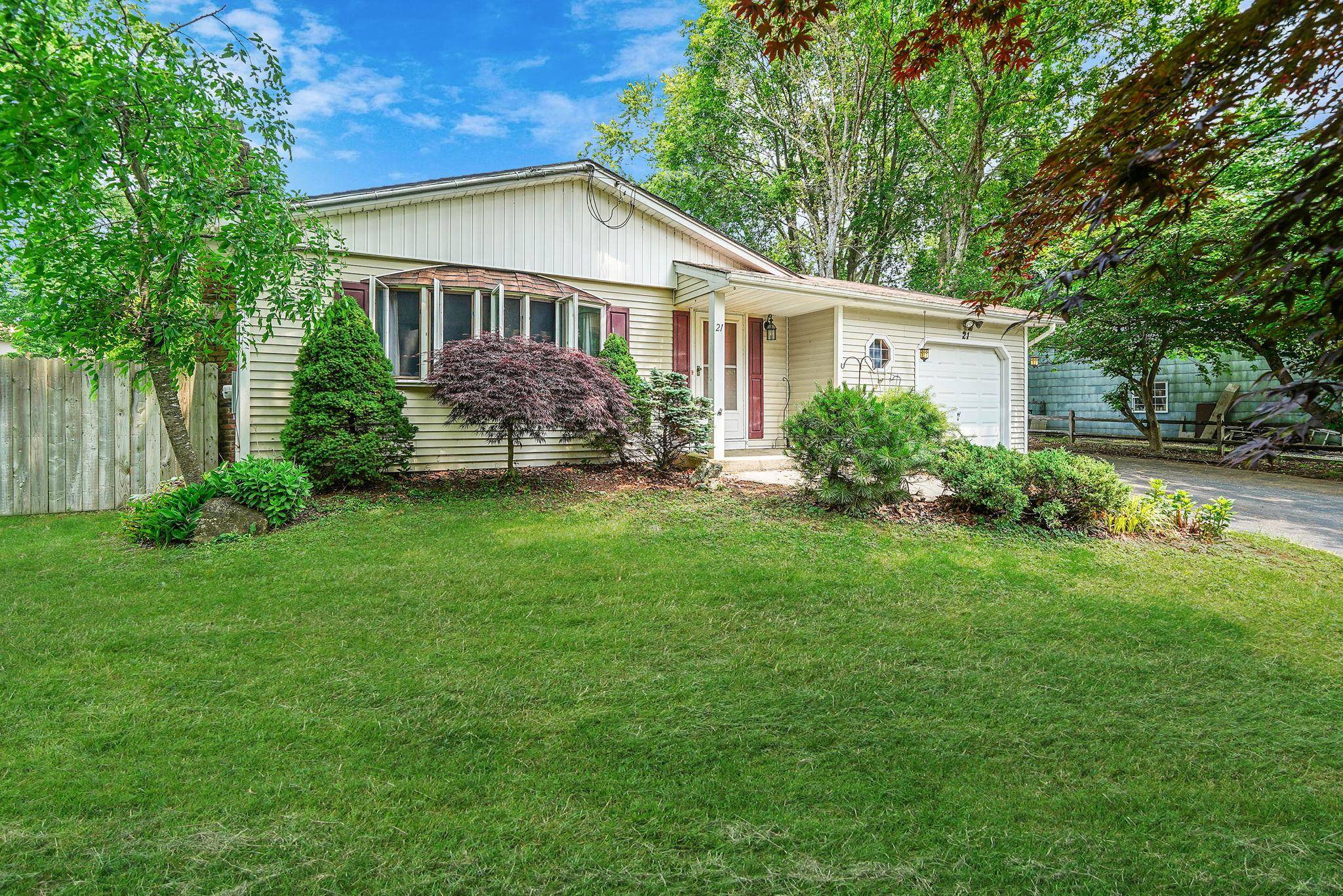Smithtown, NY 11767,21 Spectacle Lake DR