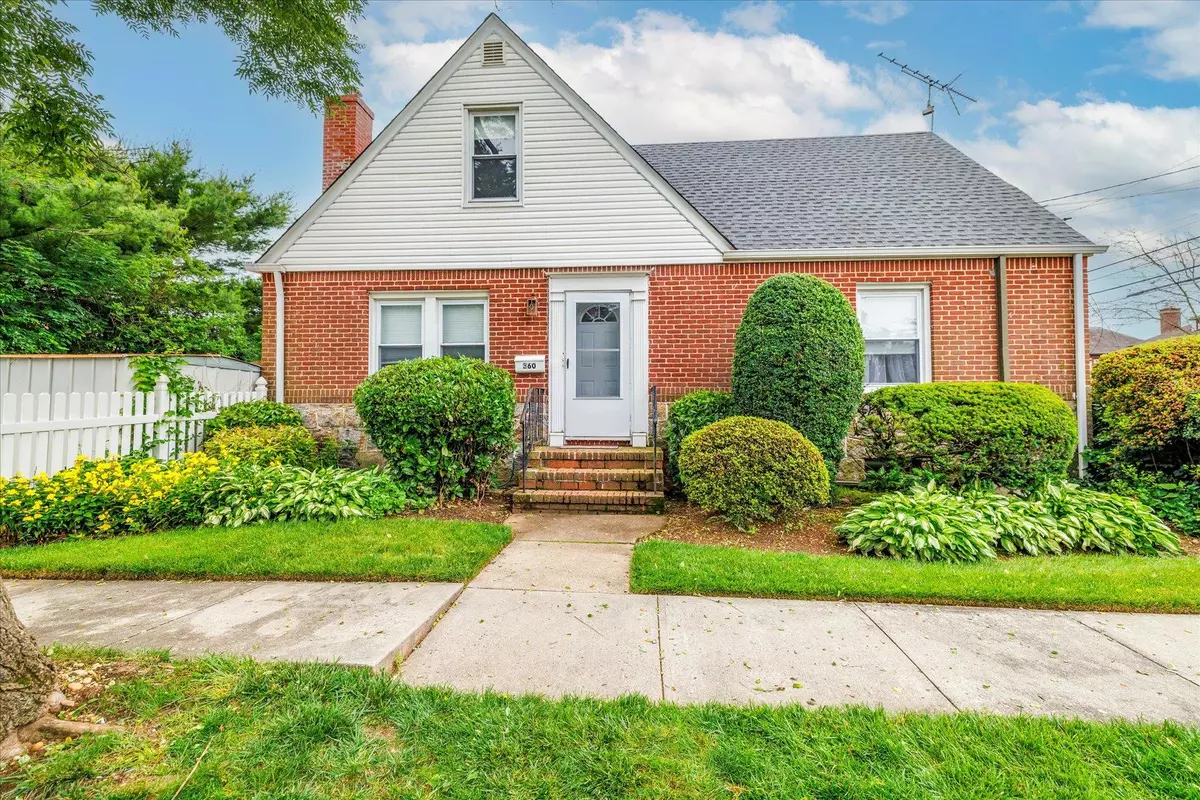Mineola, NY 11501,360 Foch BLVD