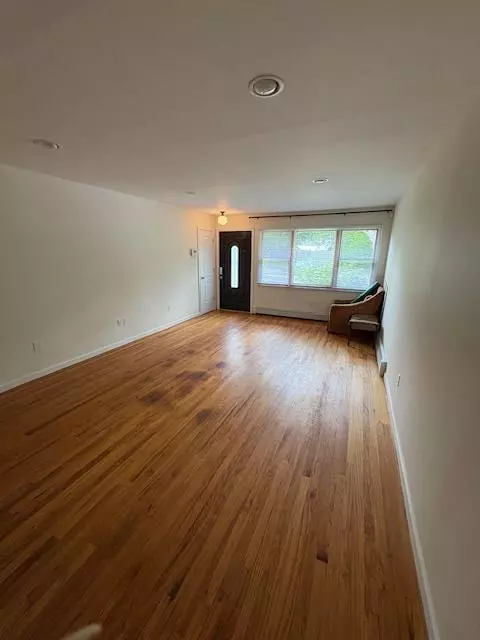 Huntington, NY 11743,34 Woodhull RD