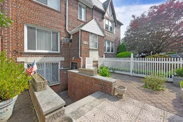 Middle Village, NY 11379,80-04 Cowles CT