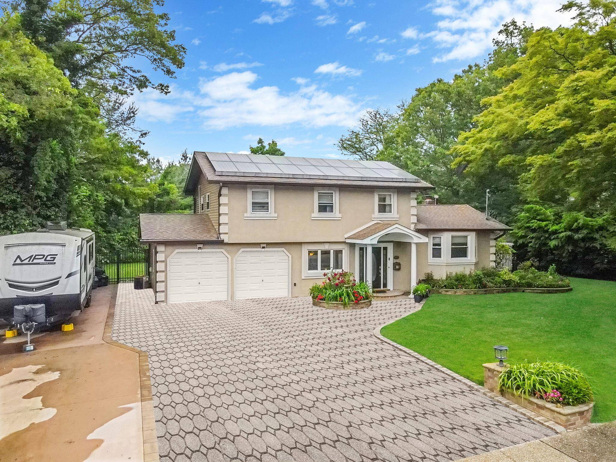 Wheatley Heights, NY 11798,29 Barrington DR