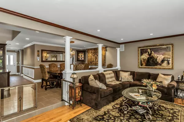 Syosset, NY 11791,147 The Knoll