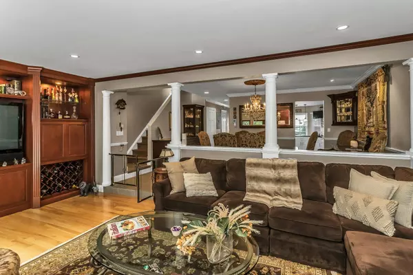 Syosset, NY 11791,147 The Knoll