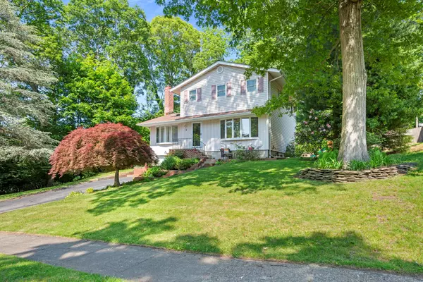 29 Ravenwood DR, Kings Park, NY 11754