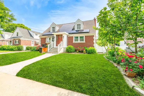 136 Wardwell RD, Mineola, NY 11501