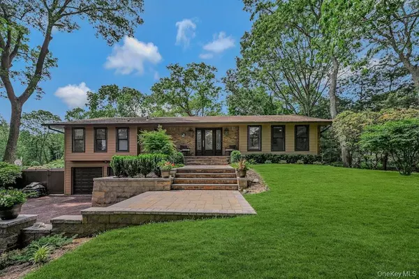 36 Woodland LN,  Smithtown,  NY 11787