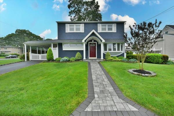 92 Smith ST, Massapequa Park, NY 11762