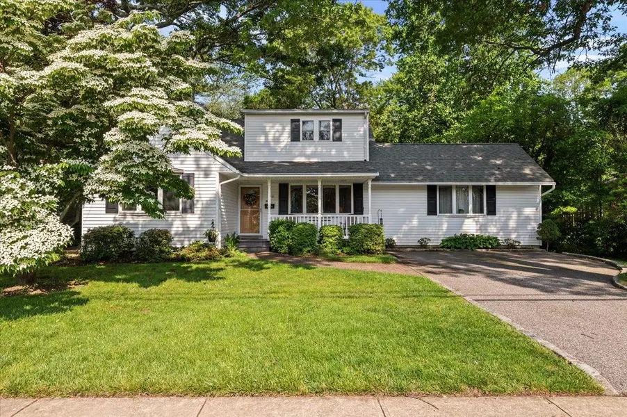 1142 Lakeshore DR, Massapequa Park, NY 11762