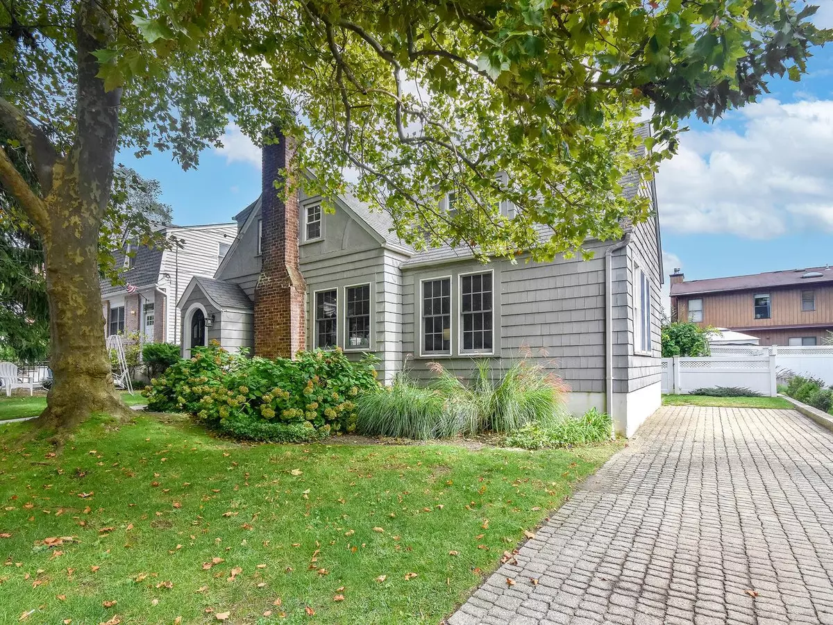 Port Washington, NY 11050,20 Oldwood RD