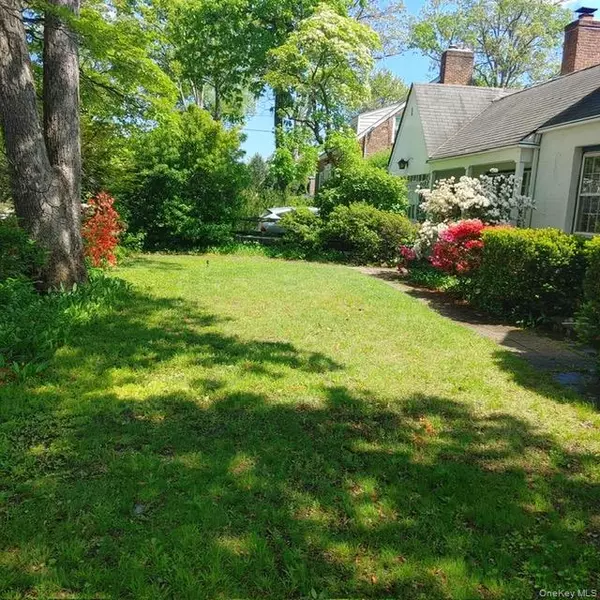 Malverne, NY 11565,163 Scarcliffe DR