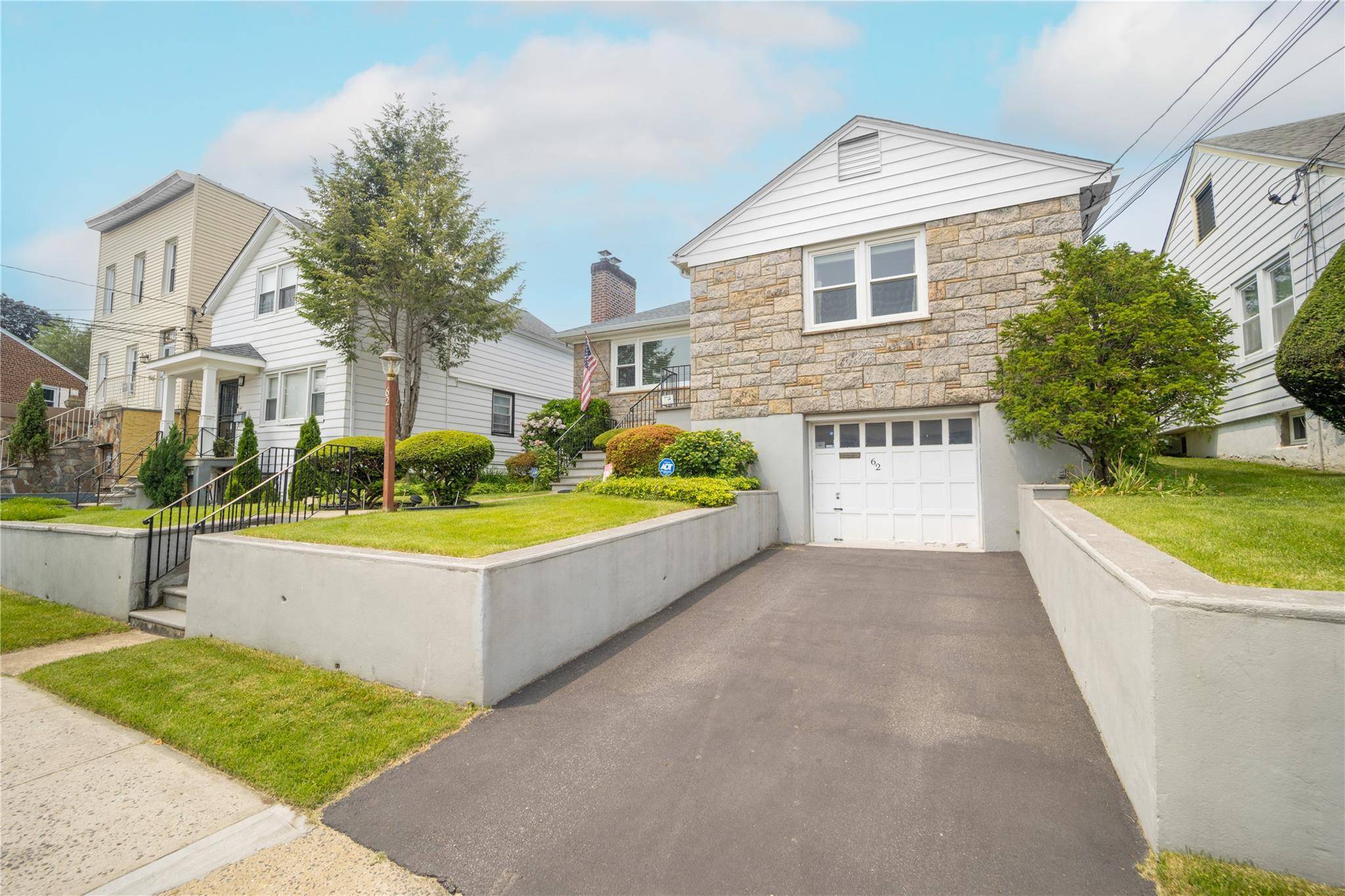 Yonkers, NY 10704,62 Murray AVE