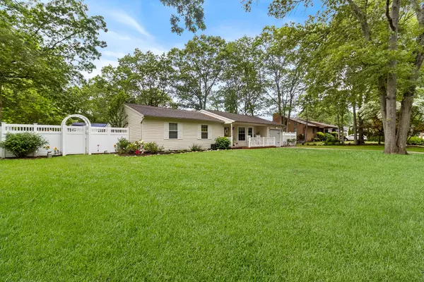 Holtsville, NY 11742,44 Lowell AVE