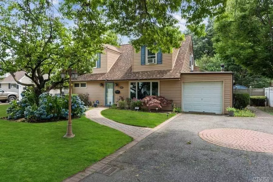 Westbury, NY 11590,341 Pin Oak LN
