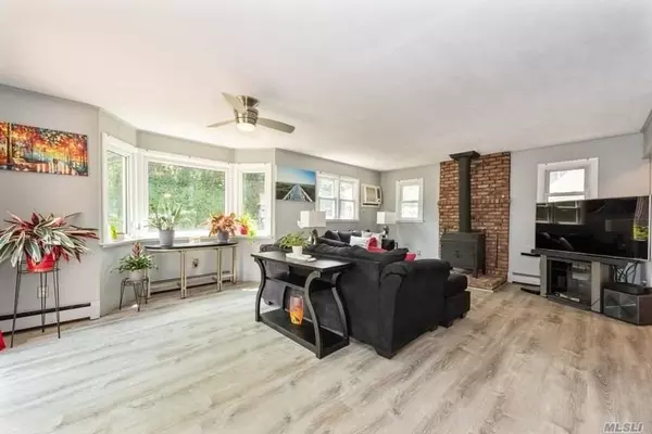 Westbury, NY 11590,341 Pin Oak LN
