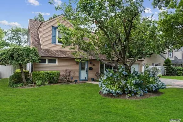 Westbury, NY 11590,341 Pin Oak LN