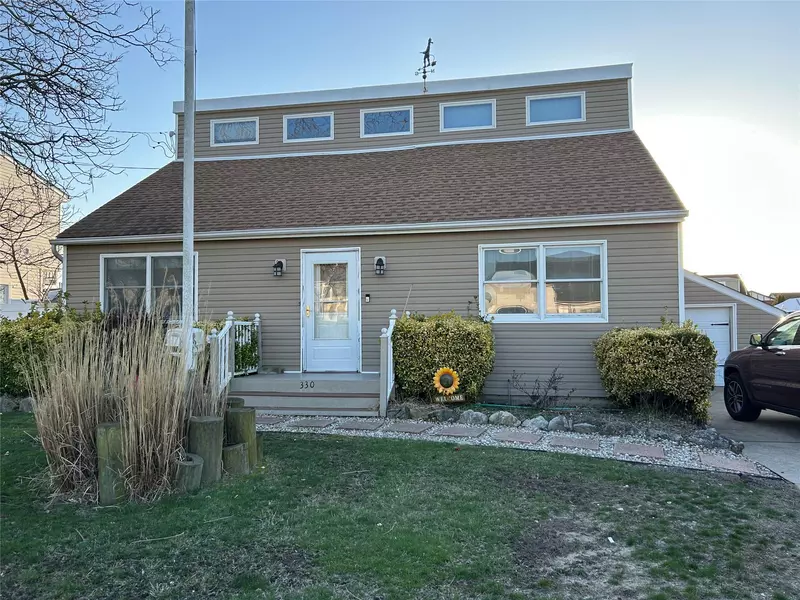 330 East DR, Copiague, NY 11726