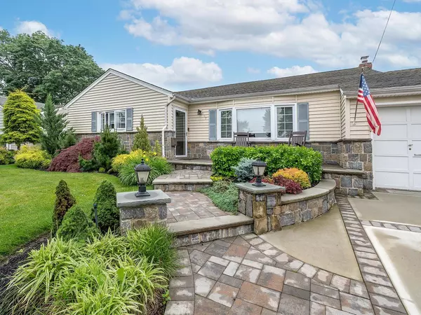 West Hempstead, NY 11552,557 Western Park DR