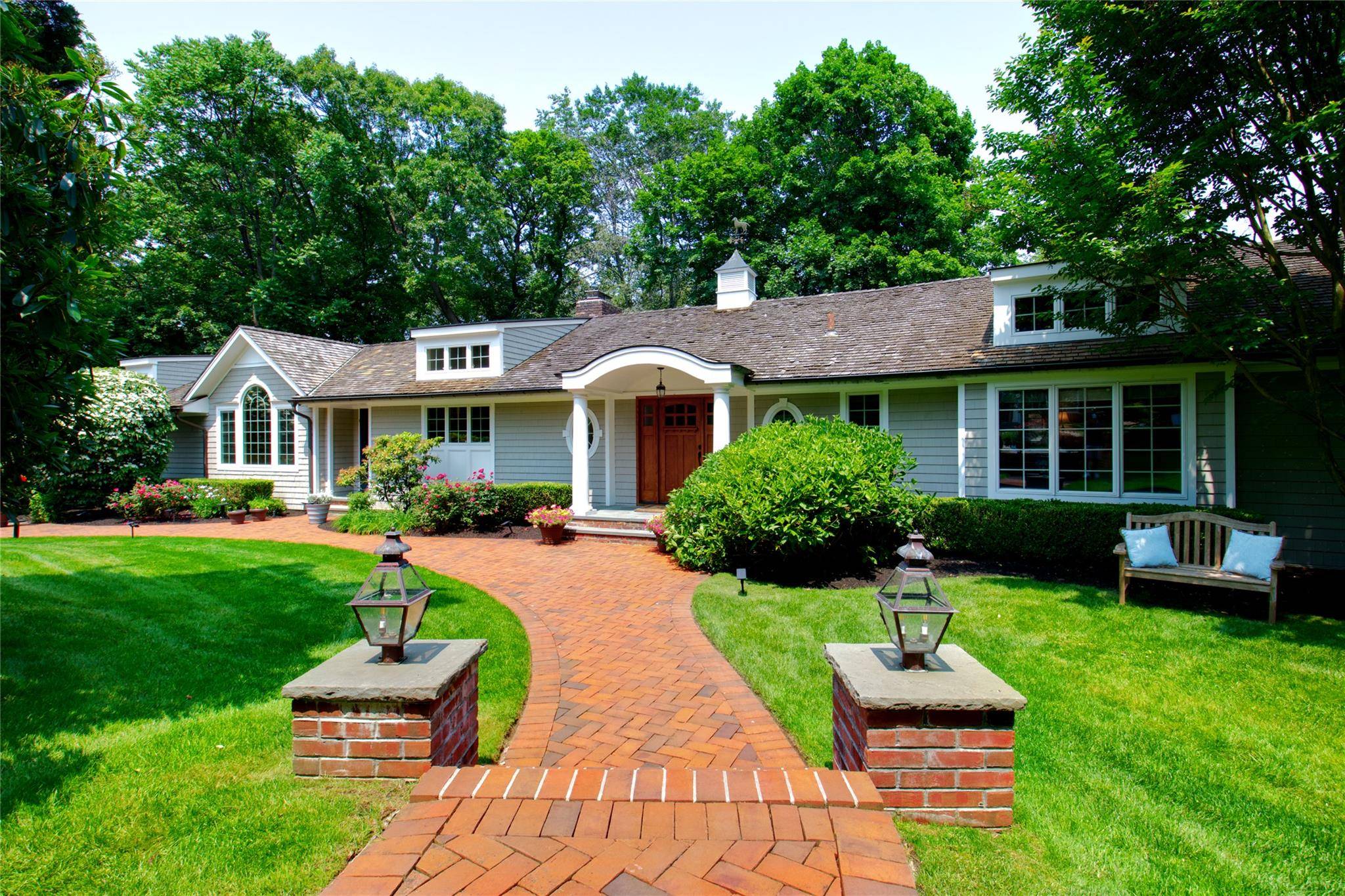 100 Gristmill LN, Manhasset, NY 11030