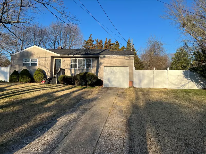 907 Americus AVE, East Patchogue, NY 11772
