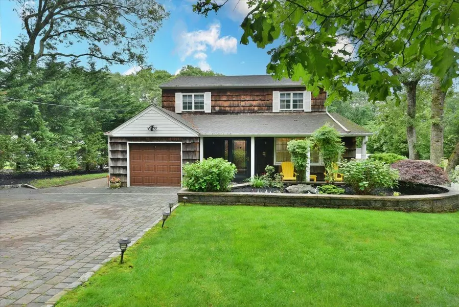 41 Grassy Pond DR, Smithtown, NY 11787