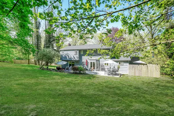 Centerport, NY 11721,2 Harbor CIR