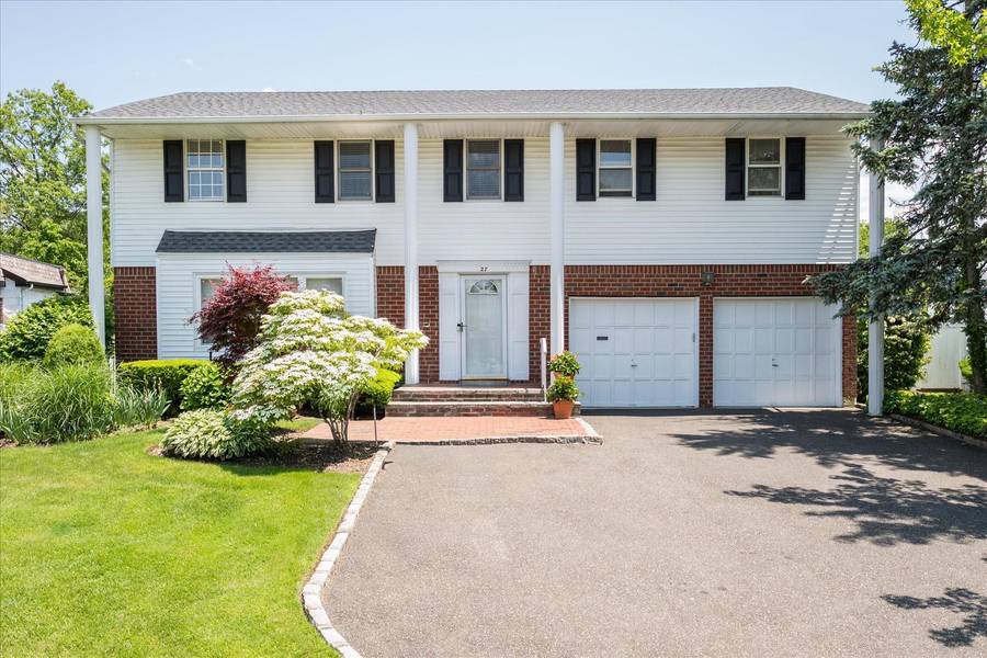 27 Bridle PATH, Roslyn, NY 11576
