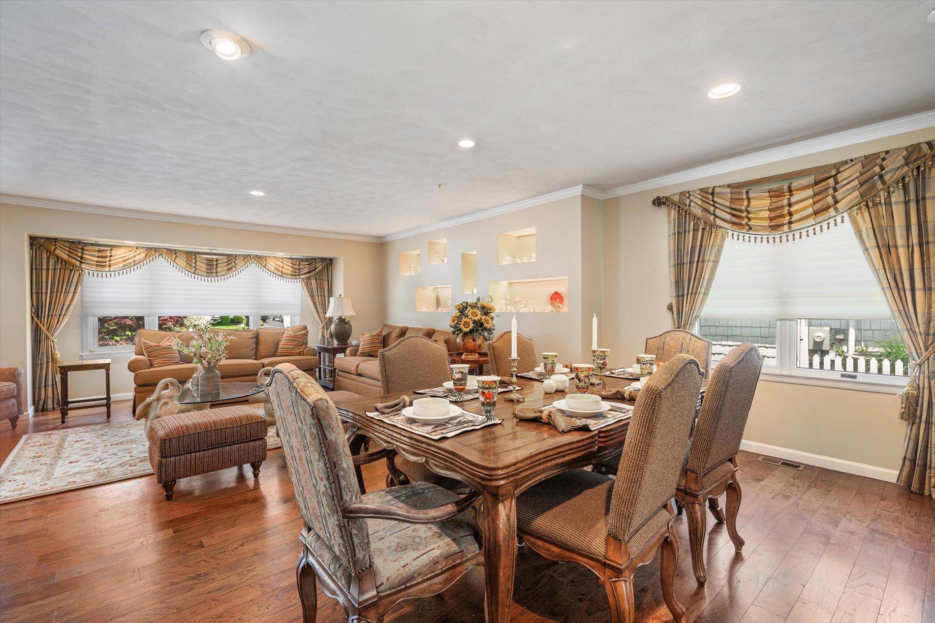 Roslyn, NY 11576,27 Bridle PATH