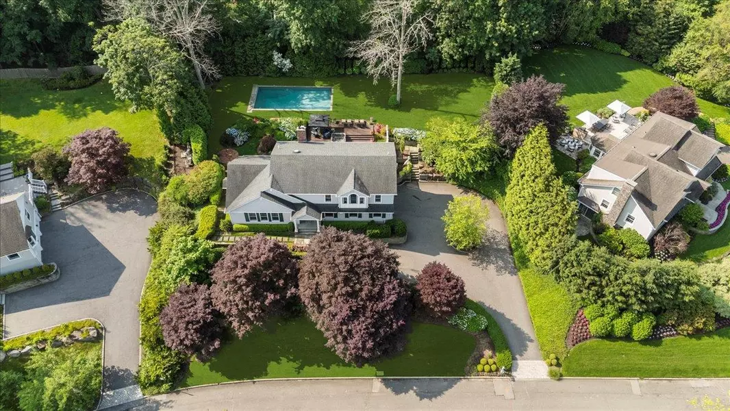 6 Halyard CT, Cold Spring Harbor, NY 11724