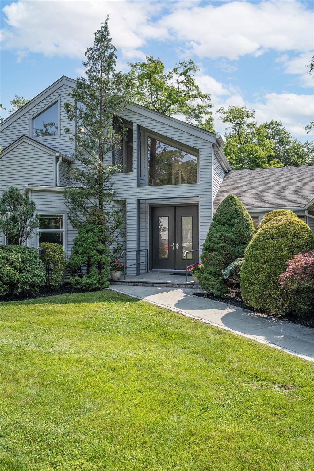 Roslyn, NY 11576,64 Highland AVE