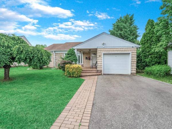 25 Lawrence ST, New Hyde Park, NY 11040