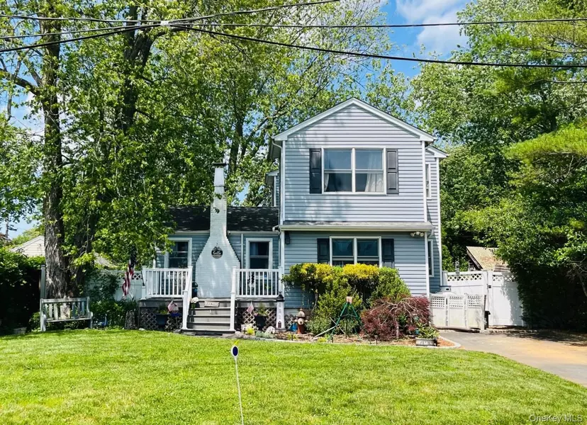 3 Liberty PL, East Patchogue, NY 11772