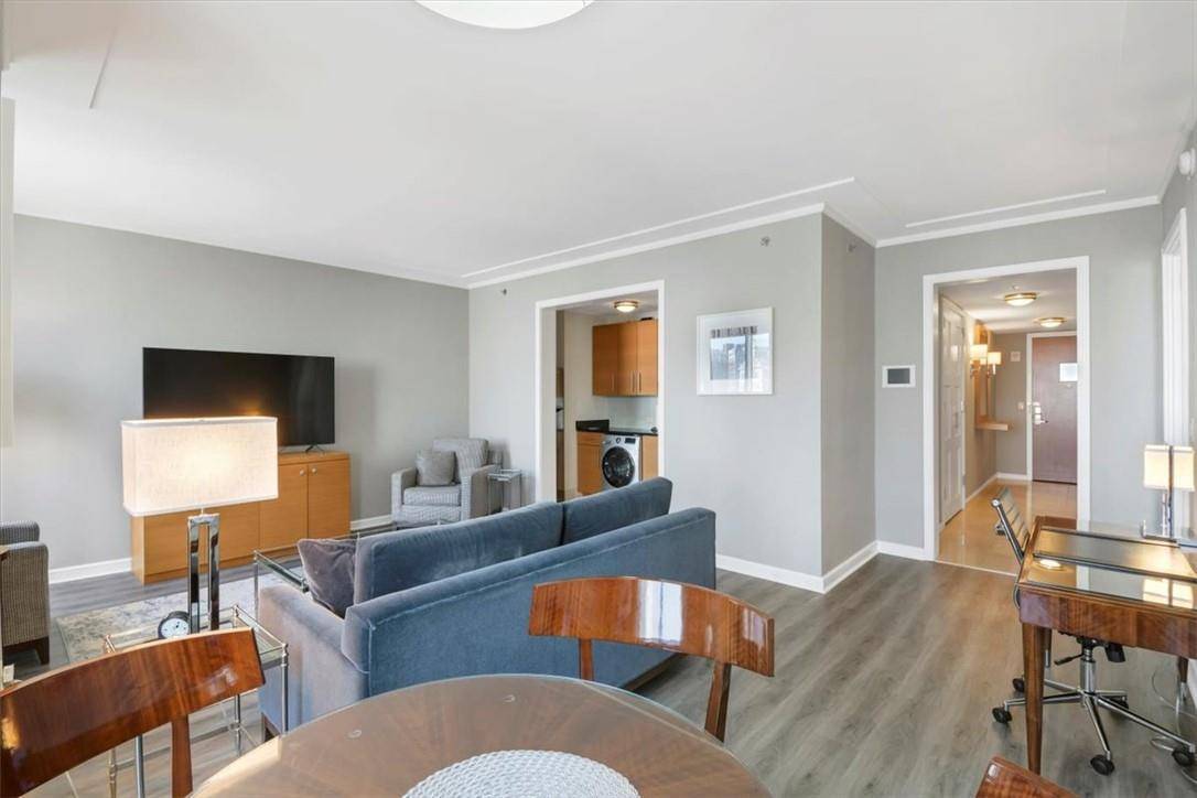 White Plains, NY 10601,1 Renaissance SQ #9D
