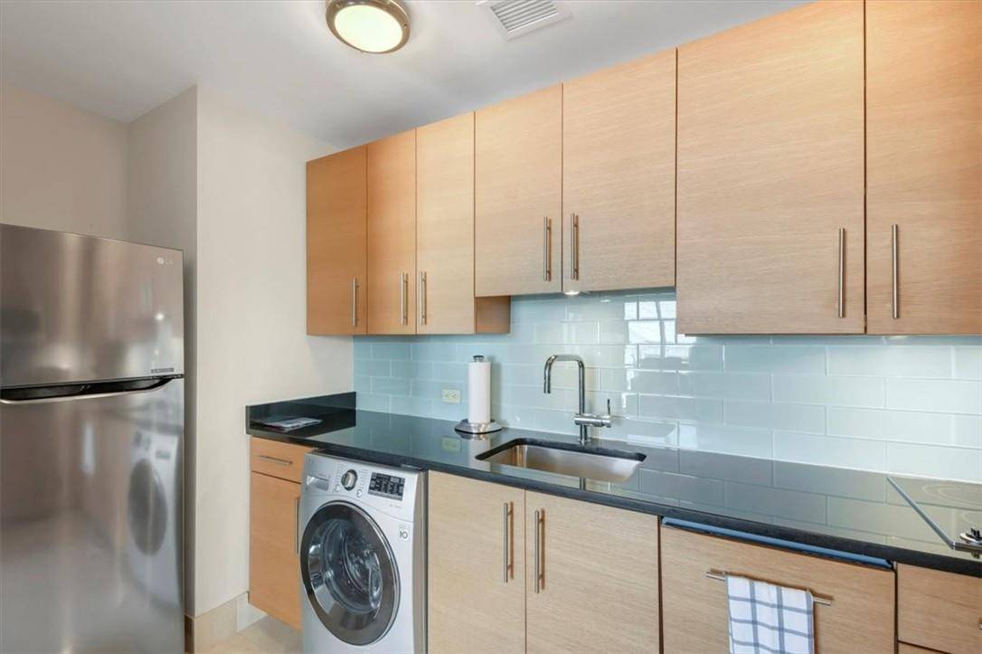 White Plains, NY 10601,1 Renaissance SQ #9D
