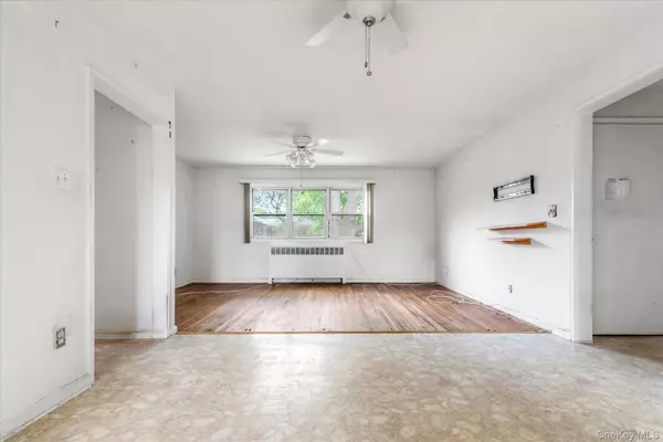 Howard Beach, NY 11414,81-29 156Th AVE #4