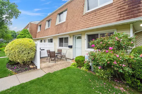 127 Storm DR #127, Holtsville, NY 11742