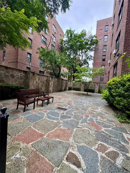 37-27 86 ST #3D, Flushing, NY 11372
