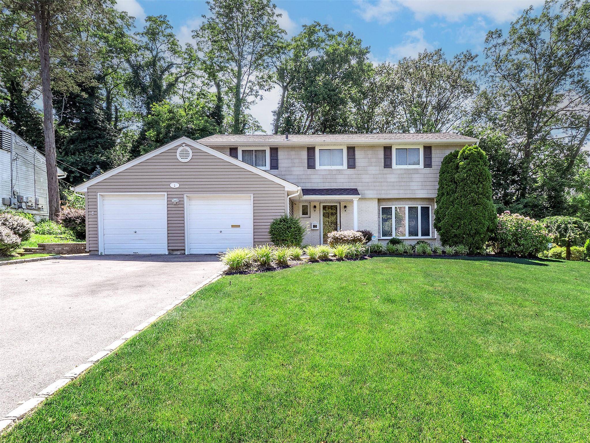 1 Barry DR, Glen Cove, NY 11542