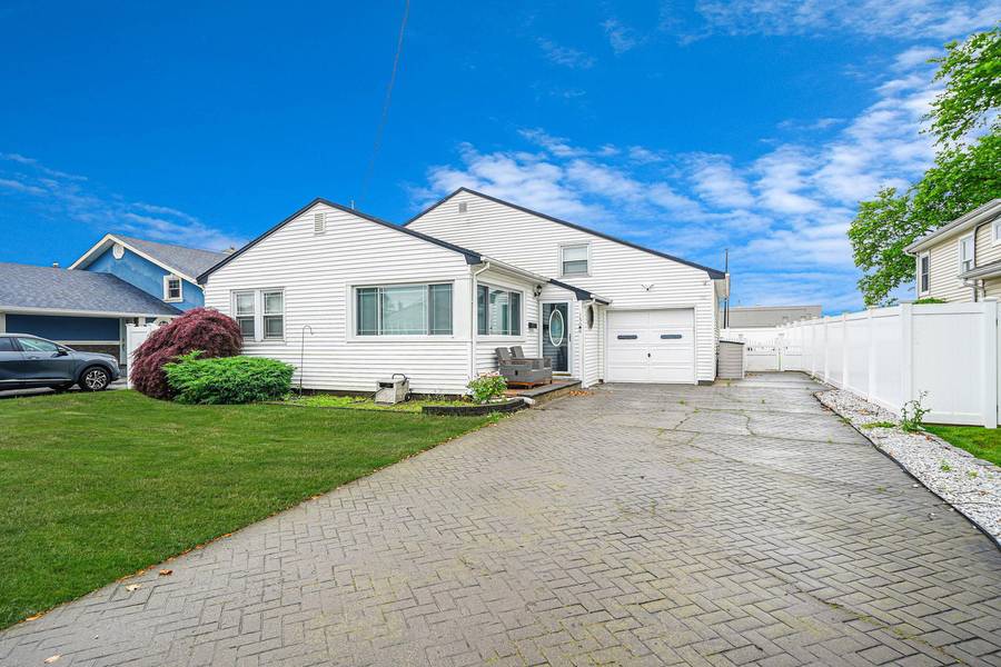 150 Pratt ST, West Babylon, NY 11704