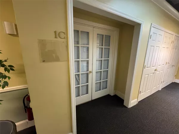 Westbury, NY 11590,293 Castle AVE #1C