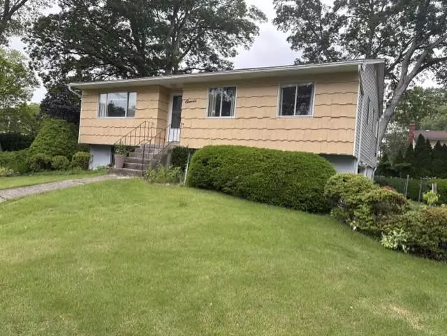 11 Hart ST, Port Jefferson Station, NY 11776