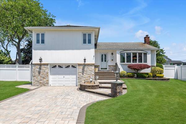 1182 Adrienne LN, Seaford, NY 11783