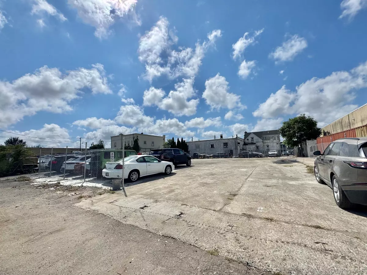 Westbury, NY 11590,88 Urban AVE