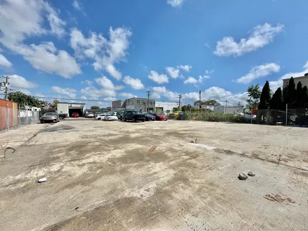 Westbury, NY 11590,88 Urban AVE