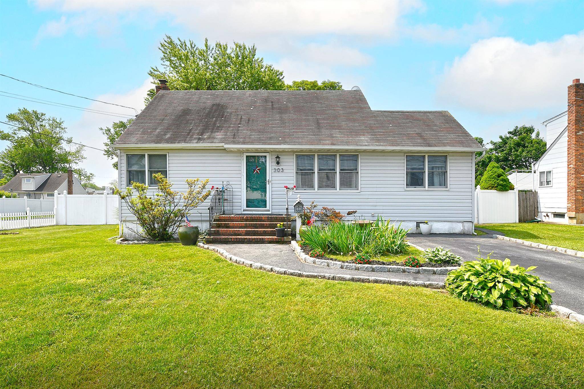 Lindenhurst, NY 11757,303 42 ST