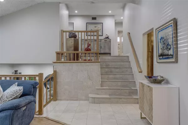 Port Washington, NY 11050,26 Driftwood DR
